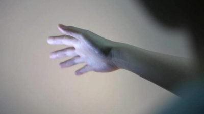 人神共愤！卖家提离谱退款条件 竟要求家长掌掴孩子5分钟！