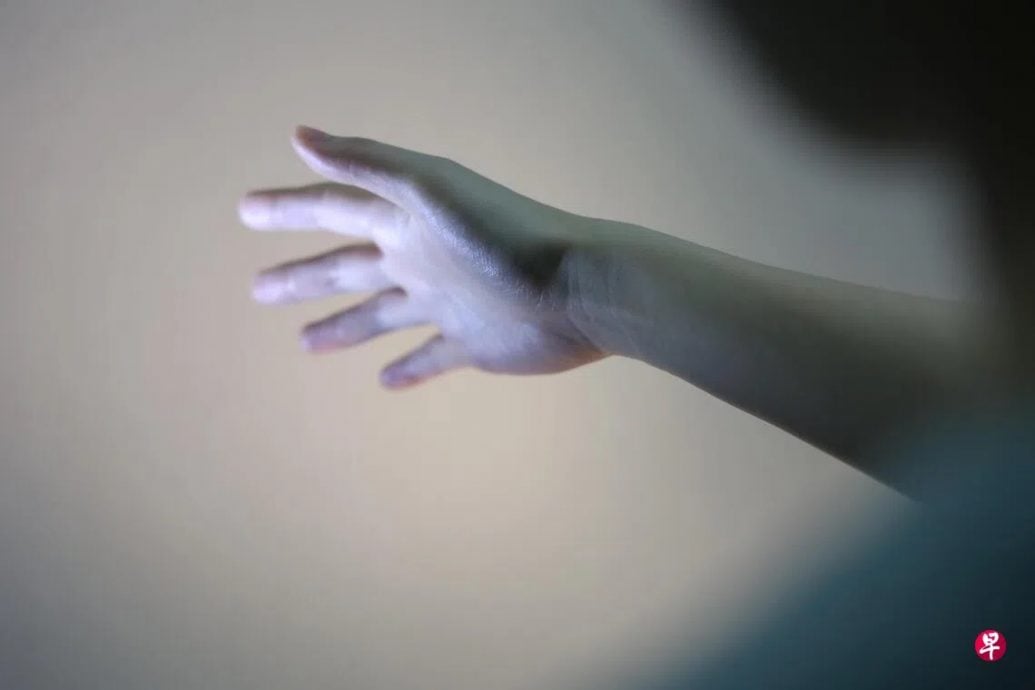 *已签发*柔：狮城二三事：涉掌掴推倒3岁男童  狮城30岁女幼教师被控