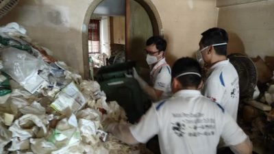 狮城1组屋单位变垃圾屋 义工耗10小时清空