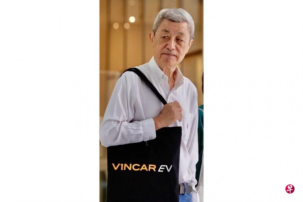 *已签发*柔:狮城二三事:狮城七旬德士司机拒配合调查 关车窗拖行交警致手臂骨折