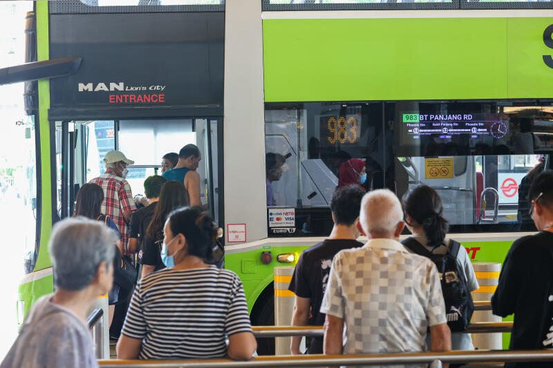 *已签发*柔：狮城二三事：狮城巴士公司出奇招“抢人” 有业者开出逾8万令吉签约金