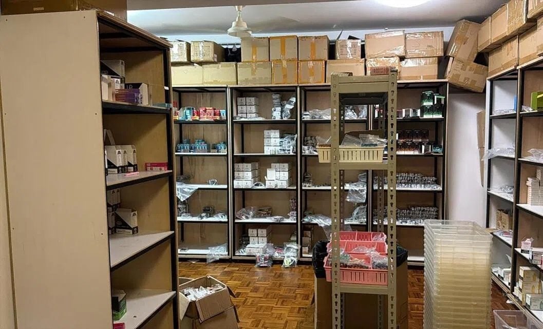 *已签发*柔：狮城二三事：狮城警方捣毁电子烟团伙  13人被加控有组织罪案