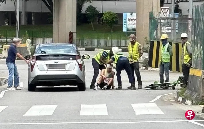 *已签发*柔：狮城二三事：脚车骑士遭汽车撞倒  客工助包扎伤者头部