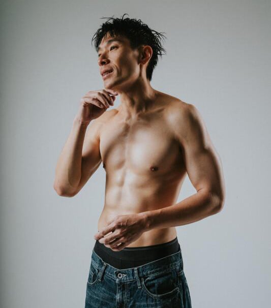 *已签发*柔:狮城二三事:锻炼1年 狮城艺人杨志龙“炫腹”