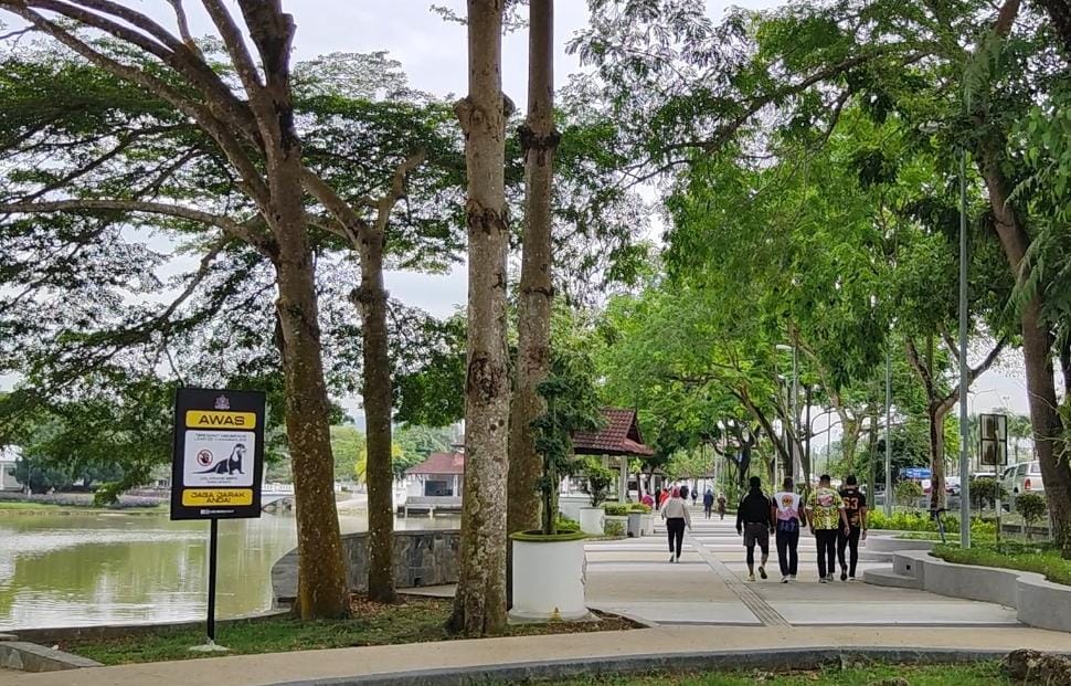 **已签发**柔：第三版头：水獭出没独立公园！新山市厅立警示牌，提醒民众小心防范