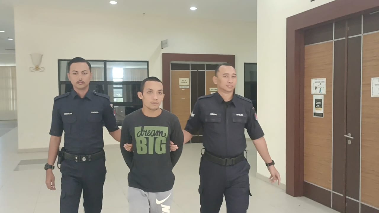 **已签发**柔：纵火烧毁家人住屋财物　32岁男判监8年罚2万