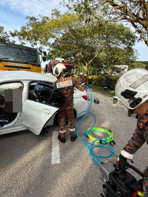 **已签发**柔:罗里与豪车相撞  豪车司机当场毙命