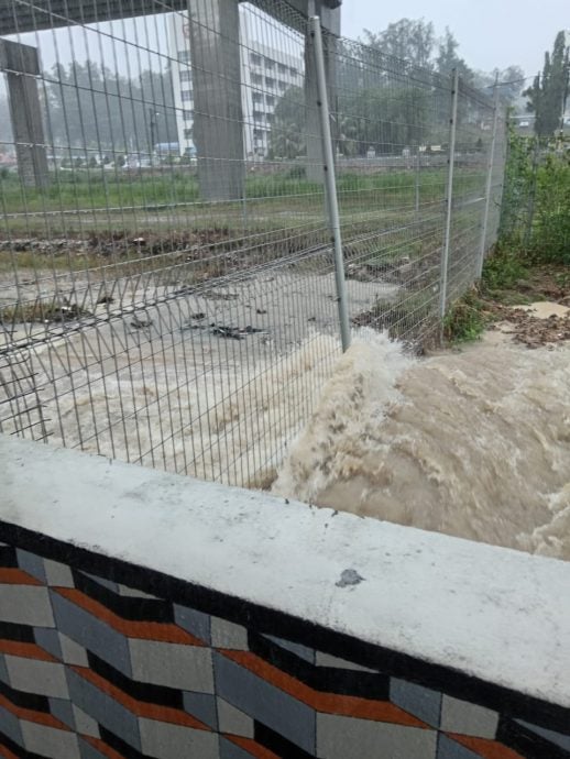 **已签发**柔:銮午间豪雨水位暴涨 中华一二小校园积水
