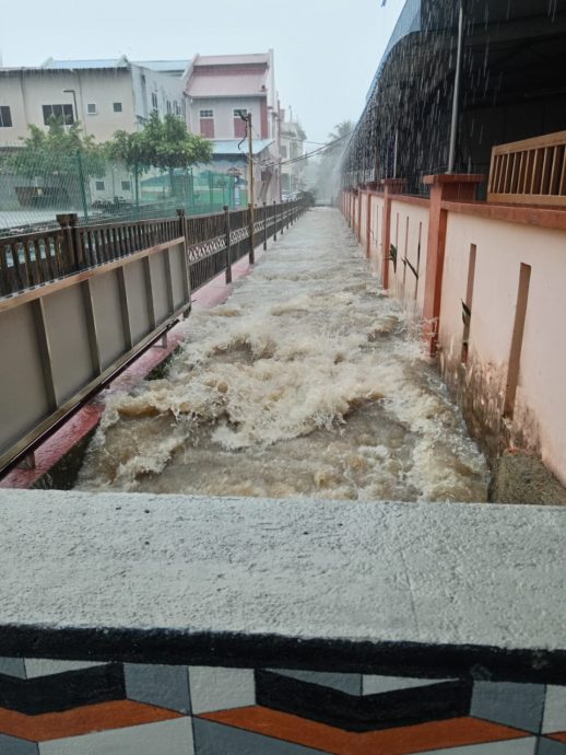 **已签发**柔:銮午间豪雨水位暴涨 中华一二小校园积水
