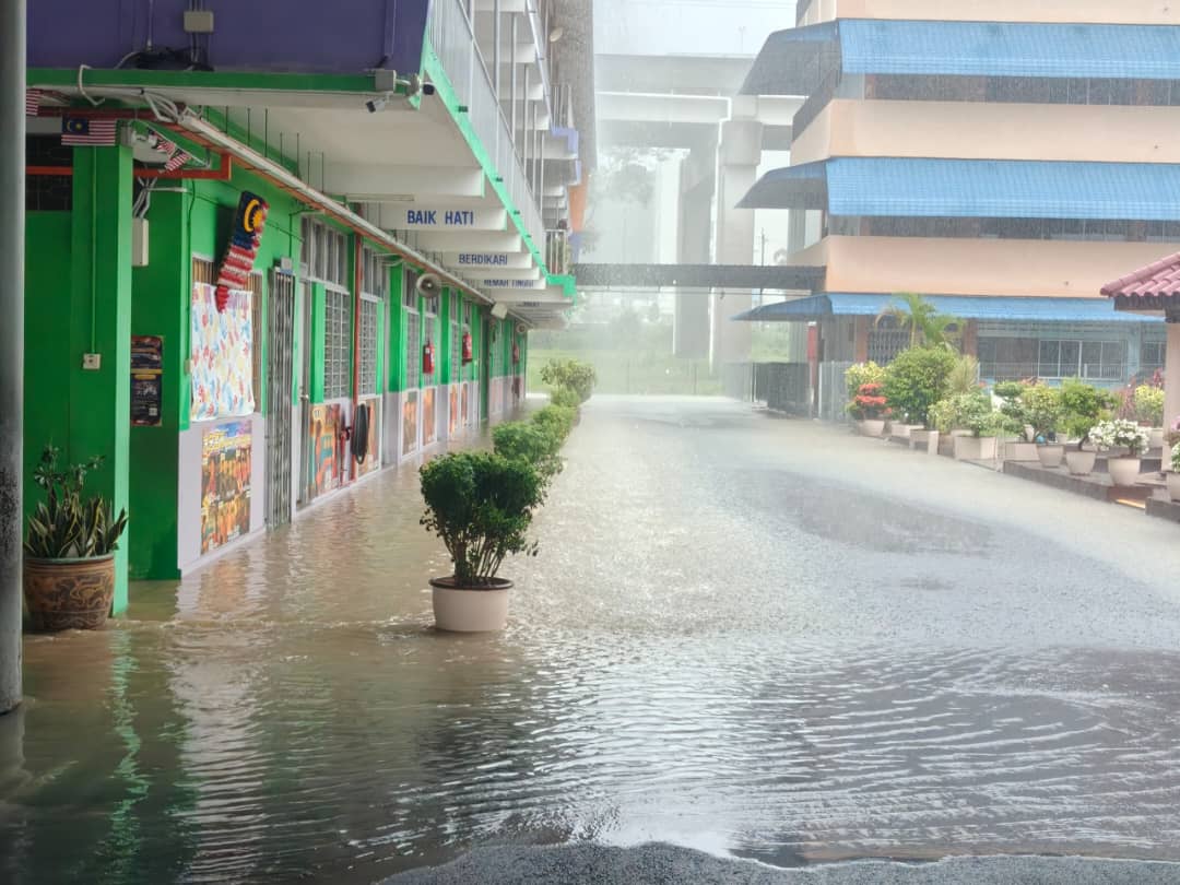 **已签发**柔:銮午间豪雨水位暴涨 中华一二小校园积水