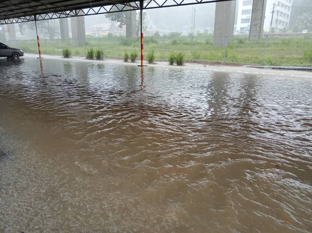 **已签发**柔:銮午间豪雨水位暴涨 中华一二小校园积水