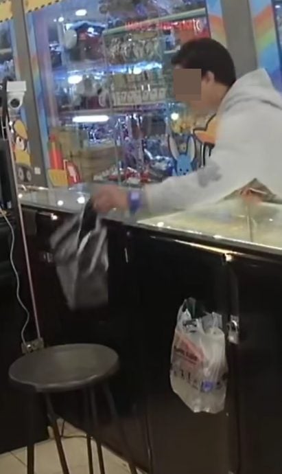 **已签发**柔:顺手牵羊!椅上手袋秒被青年偷走  女职员气炸