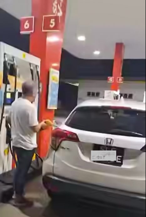 **已签发（只供网）**柔：外国注册车辆违例添95油 被阻止还问“不可以啊？”