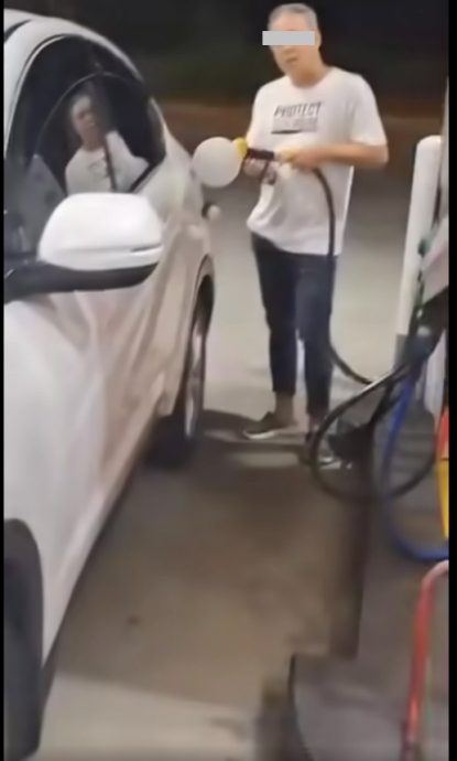 **已签发（只供网）**柔：外国注册车辆违例添95油 被阻止还问“不可以啊？”