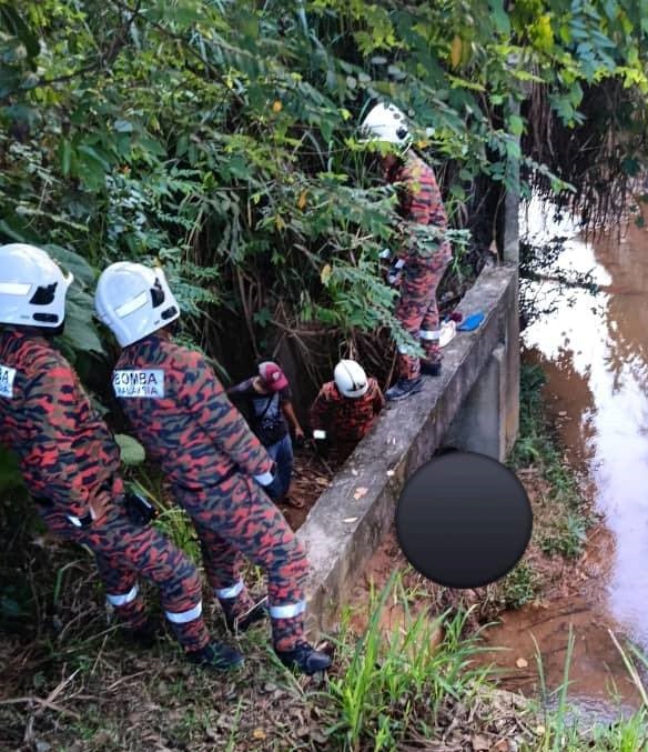 已签发（大北马）与汽车碰撞  女骑士连人带车坠沟受困