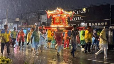 浇不熄虔诚心 北海逾千善信 冒雨参与九皇爷巡境