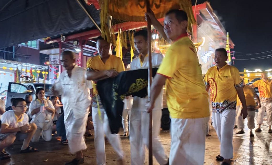 下雨无阻信众热诚 随吉南3家斗母宫迎銮
