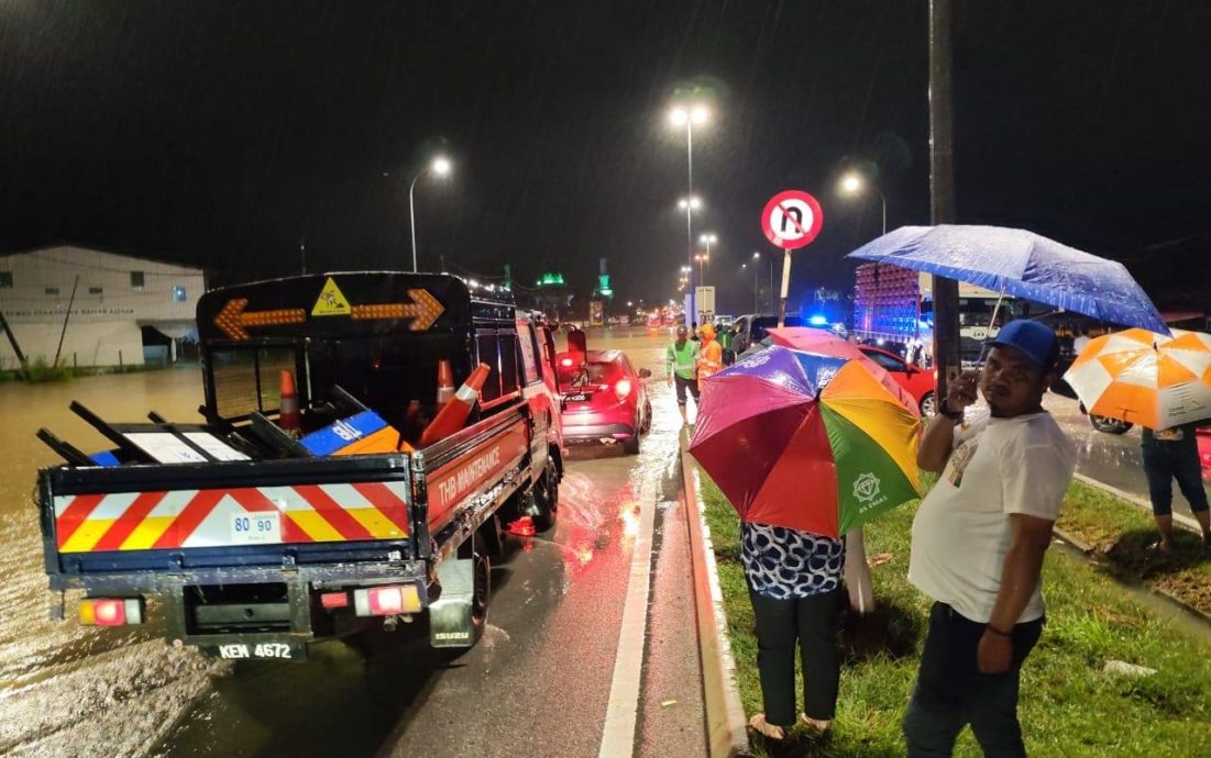 已签发(大北马)吉打水灾:夫妻坐窗台3小时等救援;孝子背盲母逃生。