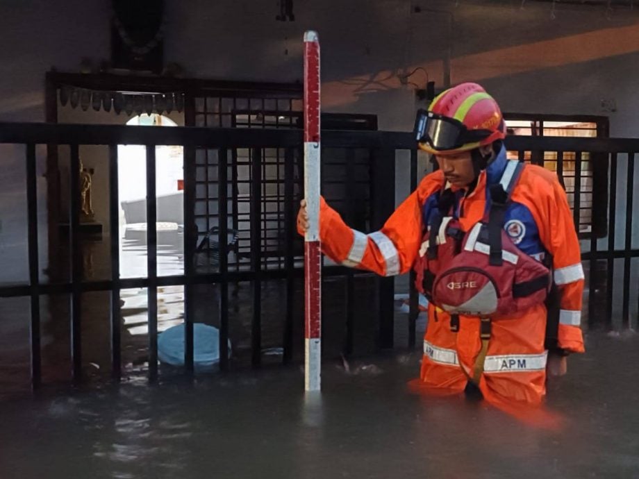 已签发(大北马)吉打水灾:夫妻坐窗台3小时等救援;孝子背盲母逃生。