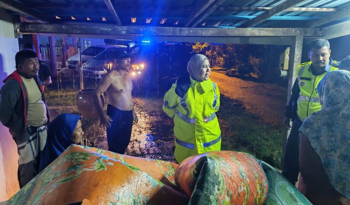 已签发(大北马)吉打水灾:夫妻坐窗台3小时等救援;孝子背盲母逃生。