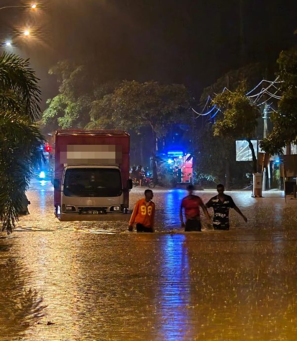 已签发(大北马)吉打水灾:夫妻坐窗台3小时等救援;孝子背盲母逃生。