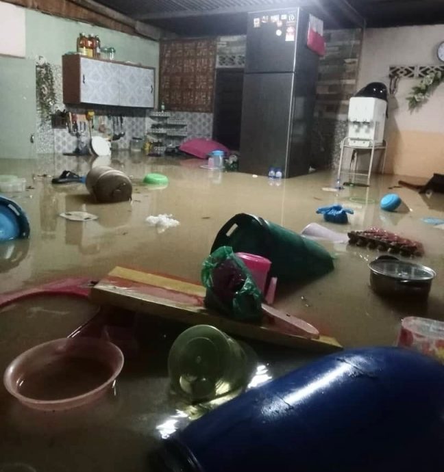 已签发(大北马)吉打水灾:夫妻坐窗台3小时等救援;孝子背盲母逃生。