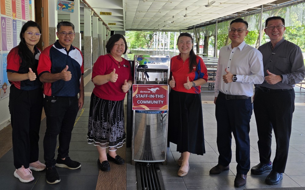 已签发(大北马)大马彩献爱心 捐送商务华小2台饮水机