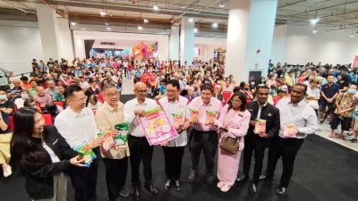 拿空米袋换白米 民众热烈响应