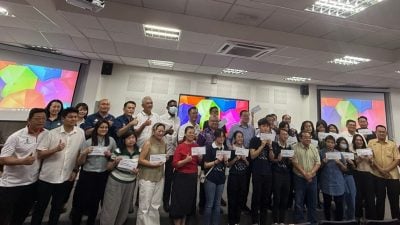 林冠英颁逾2万奖励金   22北锺STPM优秀生受惠