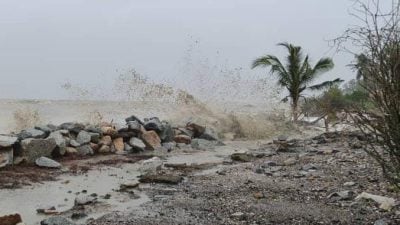 狂风巨浪暴雨袭击   班茶沿海一带灾情加剧