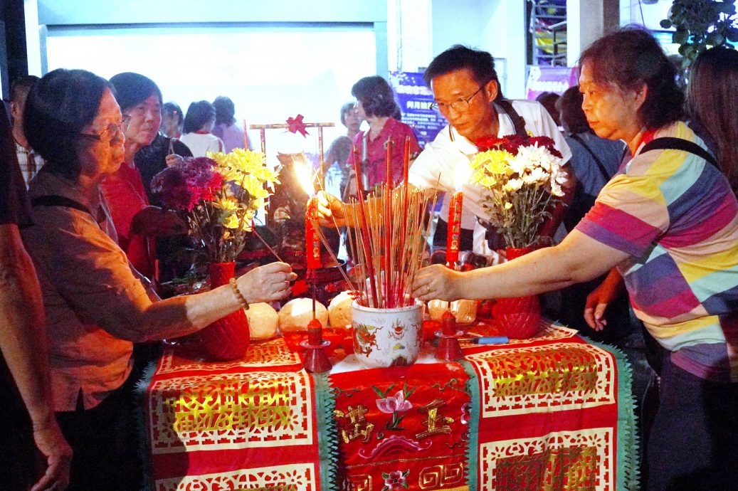 已签发（大北马）玻潮州公会中秋夜拜月娘，老少会员参与传统文化代代相传