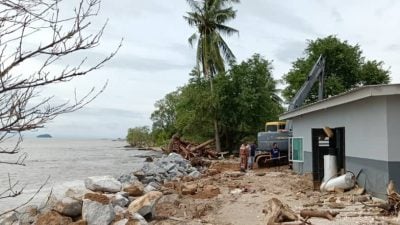 海浪侵蚀摧毁红树  班茶甘榜胡马居民忧心