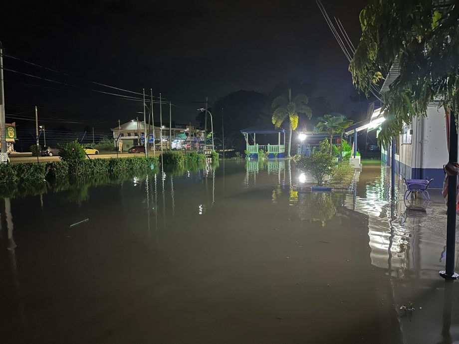 已签发(大北马)笼呀警局也成水灾重灾区。