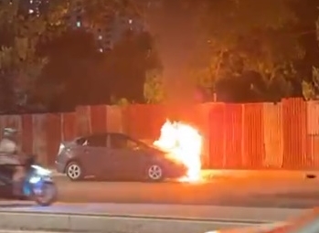 已签发(大北马)轿车行驶中起火,司机及时停车弃车逃命