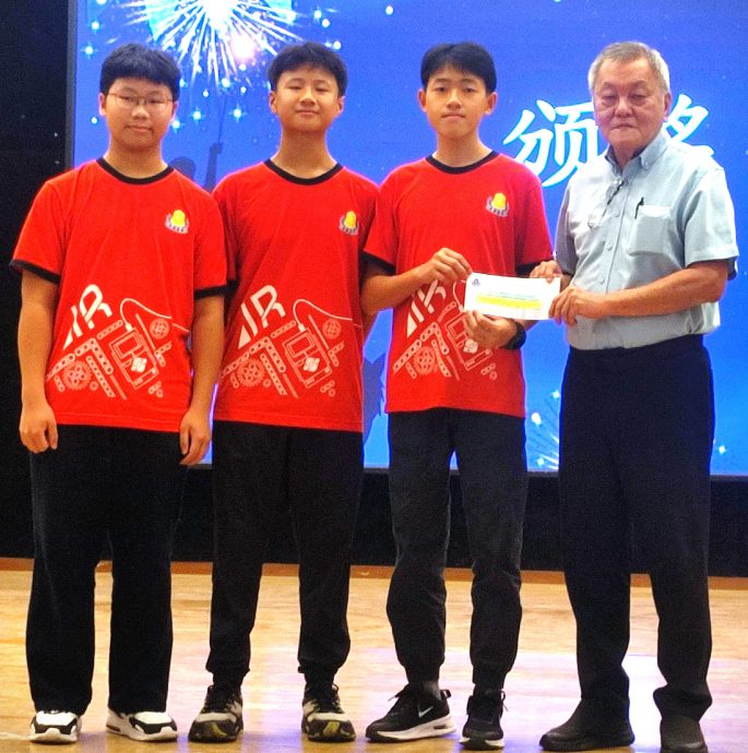 已签发(大北马)锺灵中学学艺与课外活动杰出表现庆功宴