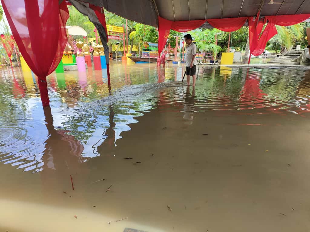 已签发(大北马)雨季遇上涨潮,吉打三圣慈善福利中心文化村今日面对突发水灾,整个景点区陷入一片汪洋之中。