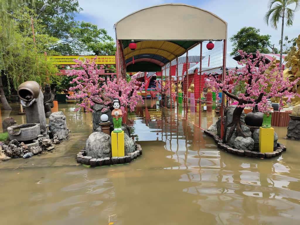 已签发(大北马)雨季遇上涨潮,吉打三圣慈善福利中心文化村今日面对突发水灾,整个景点区陷入一片汪洋之中。