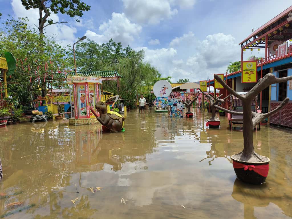 已签发(大北马)雨季遇上涨潮,吉打三圣慈善福利中心文化村今日面对突发水灾,整个景点区陷入一片汪洋之中。