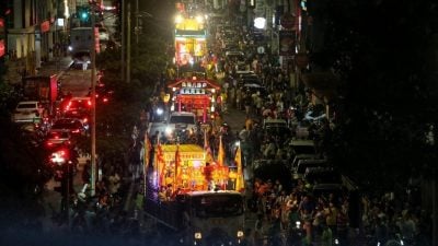 香港巷斗母宫九皇大帝回銮  女善信不怕痛 穿针体验 