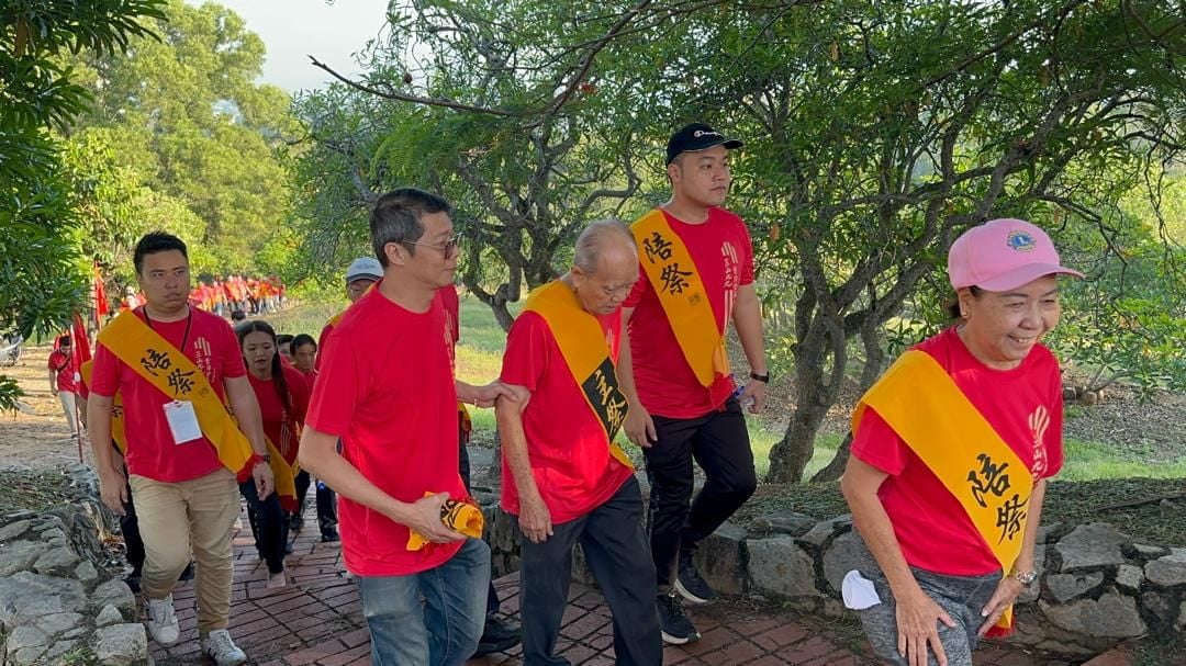 已签发/(古城封面主文)三宝山再现红龙环山 延续重阳节传统习俗