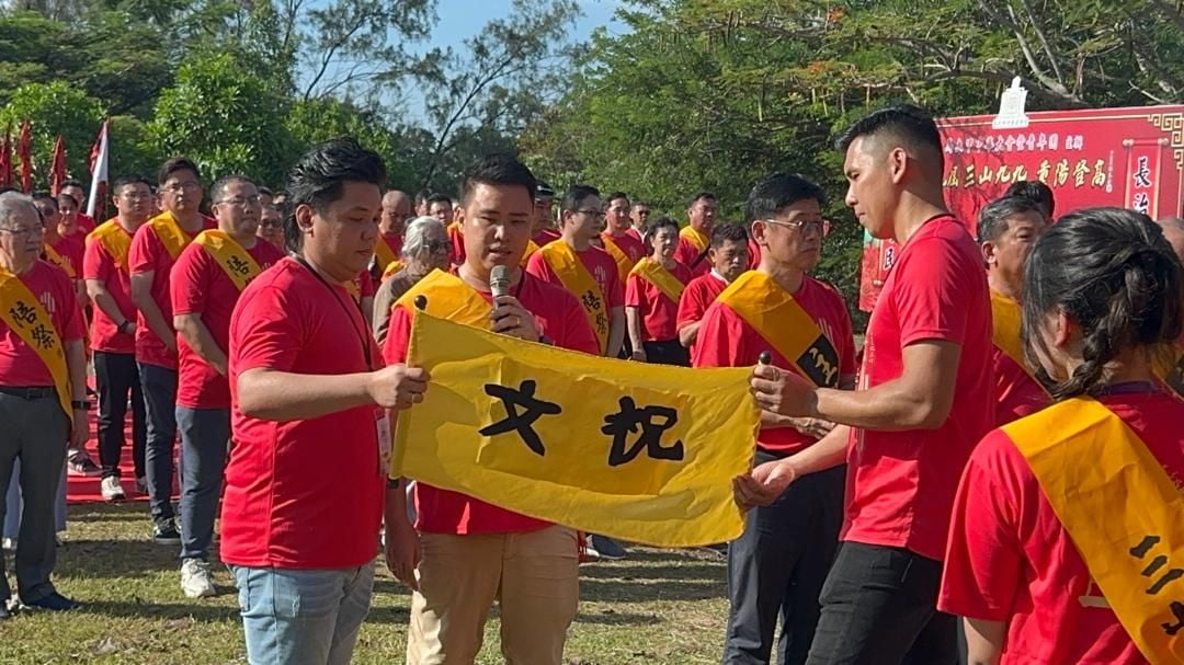已签发/(古城封面主文)三宝山再现红龙环山 延续重阳节传统习俗