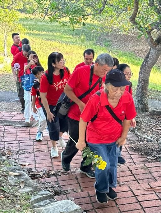 已签发/(古城封面主文)三宝山再现红龙环山 延续重阳节传统习俗