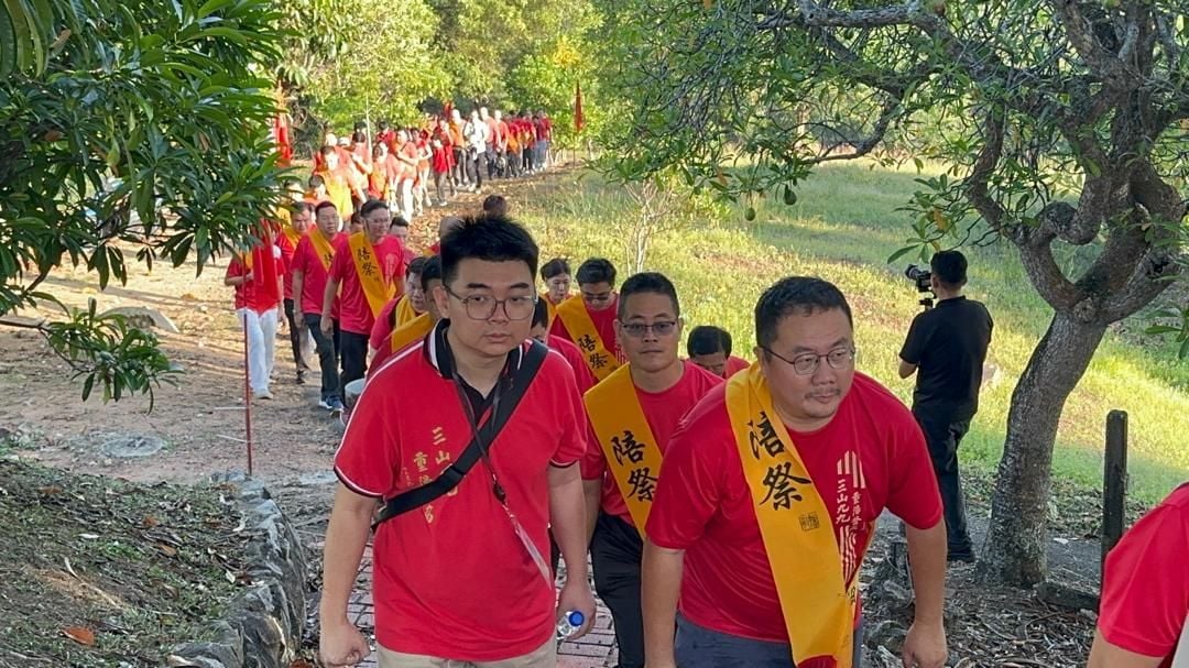 已签发/(古城封面主文)三宝山再现红龙环山 延续重阳节传统习俗