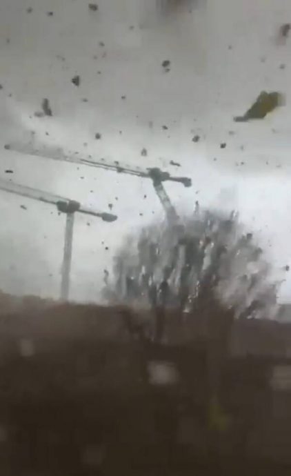 巴黎龙卷风吹翻3台起重机 已知1死10伤