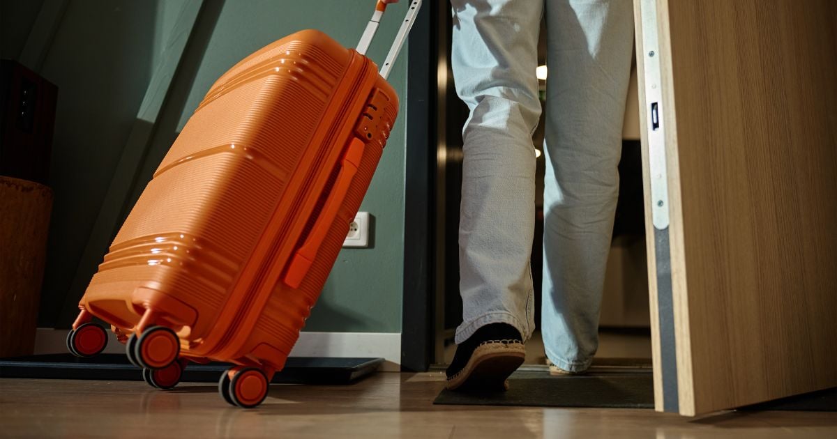 年薪17万 与父母同住 生活安稳 42岁男因父一句话秒崩塌!