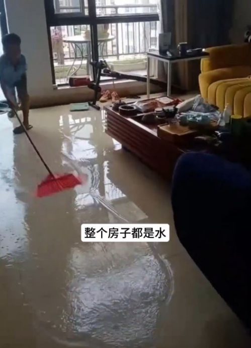 广东女网购RM645假马桶自爆 住家被熏黑漏水 电梯也浸水