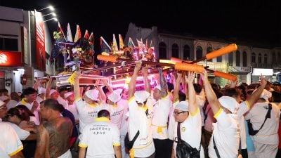 瓜拉庇朥西天宫九皇爷诞 | 九皇大帝出巡盛况空前 花童提灯点亮老街回忆