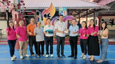 张聒翔代表李典和移交5万 启文小学百年校庆添喜气