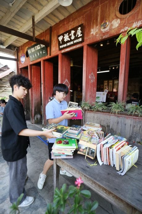 待上网: 新村美化动起来 |28日见报∕ 甲板新村活化 从老建筑文史到社区美化串连魅力