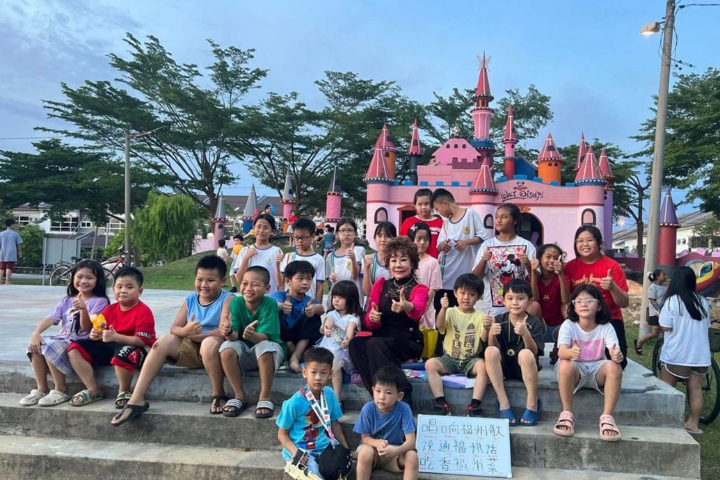 待上网【新村美化动起来】★10月21日刊登／大霹雳封底主文／／数代人默默耕耘一步一脚印 30年打造爱大华新村辉煌  30年打造爱大华新村辉煌 